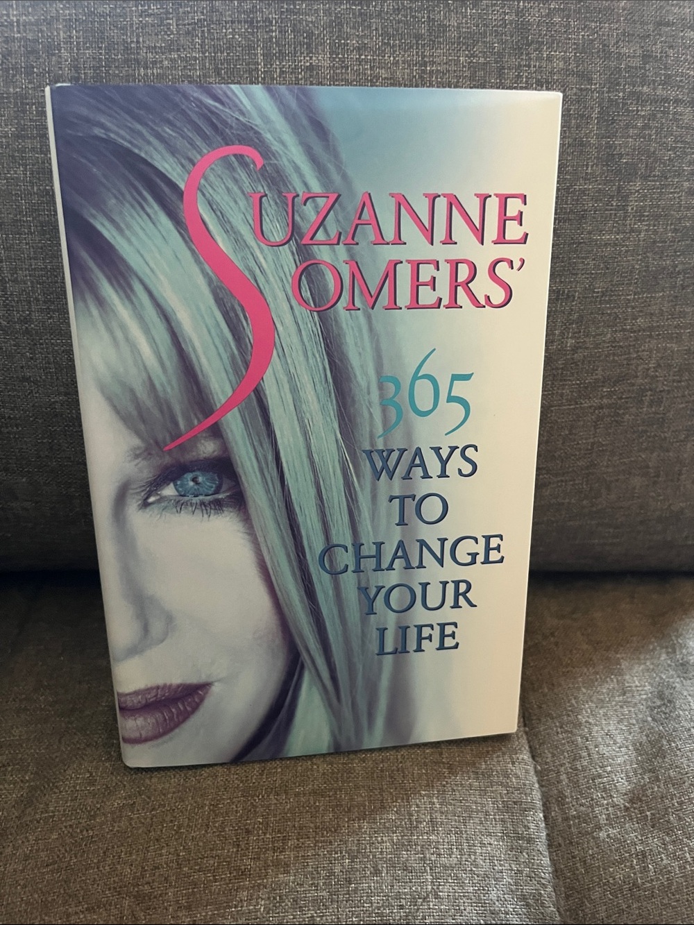 Suzanne Somers Hardcover Book- 365 Ways To Change Your Life